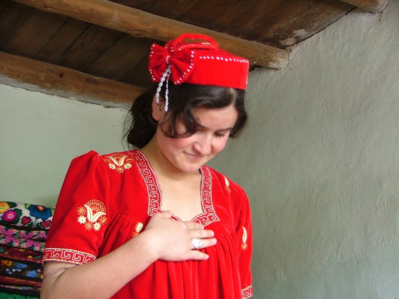Таджикский ответ. Таджики девушки. Национальная одежда таджичек. Таджик и русская девушка. Женщина таджичка смешная.